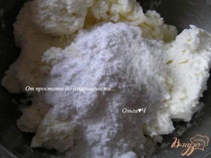 Для крема смешать творожный сыр с сахарной пудрой.
