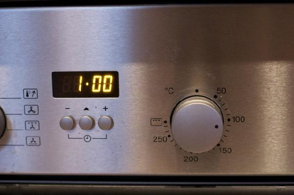 Запекать в духовке в течение часа при температуре 100С.Это нужно,чтобы белок стал хрустящим.