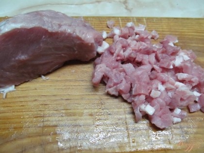 Мясо нарезать очень мелким кубиком.