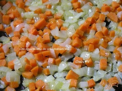 Приготовить соус болоньезе. В сковороде на оливковом масле обжарить мелко нарезанный лук, добавить нарезанную маленькими кубиками морковь.