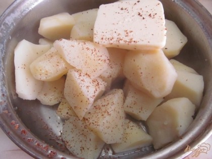С картофеля слить воду и посыпать мускатным орехом (на кончике ножа).