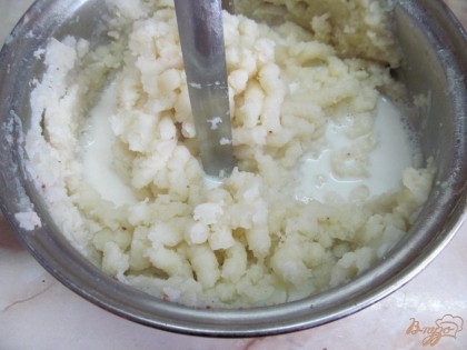 Молоко довести до кипения и залить картофель. Приготовить пюре. Добавить сметану и сливочное масло. Перемешать.