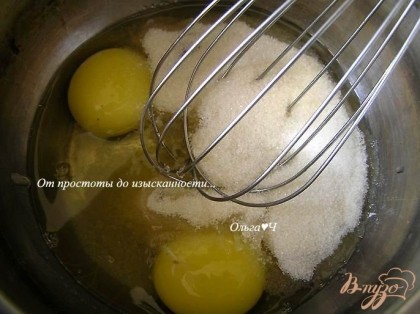 В другой емкости смешать яйца с оставшимся сахаром, влить молоко и поставить на огонь. доведя массу почти до кипения (85*С).