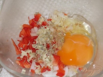 Добавляем яйцо и тимьян, добавляем туда же пюре из баклажанов, солим, перчим фарш.