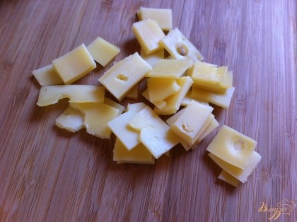 Сыр можно нарезать либо кубиками, либо, как я, мелкими плоскими квадратиками.