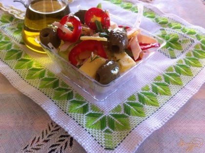 Готово! Все овощи перемешиваем в миске, добавляем оливки и оливковое масло, солим по вкусу, добавляем специи для салата и смесь перцев. Все хорошо перемешиваем и подаем к столу. Приятного аппетита!