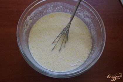 Смешайте муку с разрыхлителем. Просейте и добавьте в тесто. Добавляем в тесто растительное масло около 3 ст. ложек.