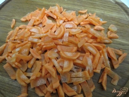 Морковь нарезаем тонкими брусочками.