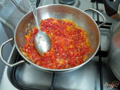 К луку и моркови добавляем томатную пасту.