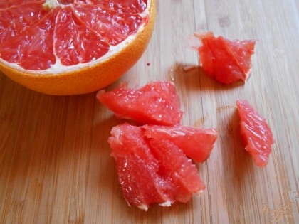 Грепфрут сначала разрезаем на две половинки,а потом аккуратно ножем выреазем полудольки, старайтесь не повредить саму дольку.Добавляем в салат консервированную кукурузу, предварительно слив с нее жидкость.