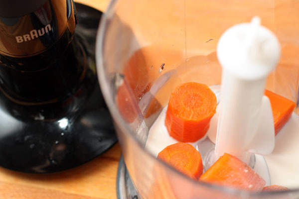 Вареную морковь положите в блендер и добавьте немного молока. Измельчите до состояния пюре.