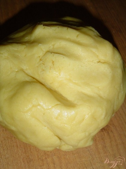 Охлажденный плавленный сыр натираем на мелкой терке, а маргарин натираем на крупной терке и добавляем его к сыру, добавляем сахар,просеянную муку и замешиваем тесто.