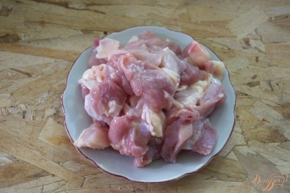 Куриное мясо нарезаем квадратиками. Я беру мясо с бедра курицы. Хорошо удалите кости и хрящи, чтоб в готовом блюде это не отвлекало.