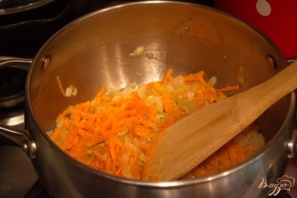 Возьмите толстостенную кастрюлю или сотейник. Влейте немного растительного масла. Обжарьте лук и морковь. Добавьте болгарский перец. Тушите 5 минут. Добавьте мясо. Перемешайте.