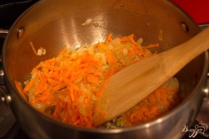 В большой толстостенной кастрюле обжарьте сначала лук, добавьте морковь и тушите все вместе.