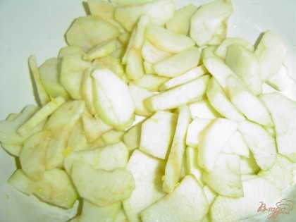 Теперь приступаем к начинке.Яблоки почистить и нарезать тонкими кусочками, сбрызнуть лимонным соком.