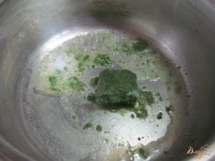 Тем временем в сковороде растопить сливочное масло и добавить шпинат. Посолить и поперчить. Готовить пока шпинат нагреется.