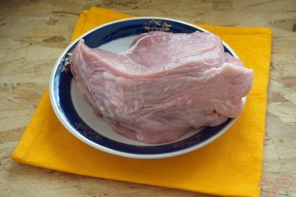 Подготовьте мясо. Обмойте его, сделайте в мясе проколы, чтоб будущий маринад хорошо проник внутрь.
