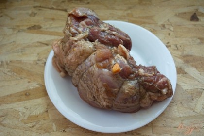 Перевяжите мясо ниткой плотно, чтоб при запекании оно держало форму, было цельным и не покрутилось.