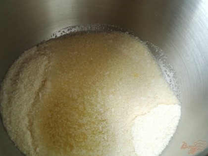 На первом этапе смешиваем кокосовую стружку,манную крупу,сахар и заливаем эту смесь манговым сиропом из под консервированного манго. Оставляем минут на 15-20 для набухания манной крупы.