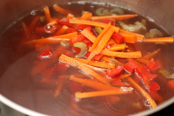 Положите овощи в суп, посолите, добавьте чили и варите еще 20 минут.