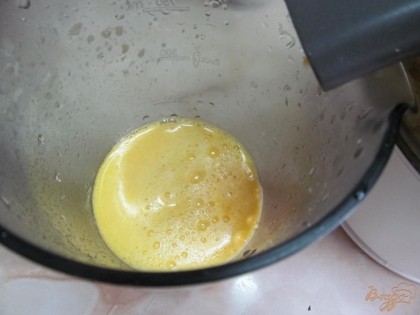 Апельсин очистить от кожуры и выдавить сок.