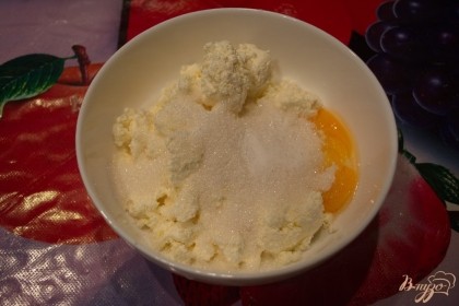 Добавьте соль, сахар и два яйца, ароматизатор " Смородина ". Мой ароматизатор натуральный, приготовленный на основе масла.