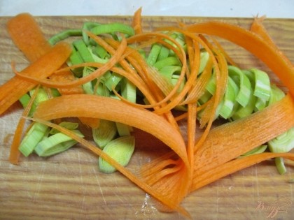 Произвольно нарезать лук и морковь. Количество овощей определяйте сами. Здесь кашу маслом не испортишь.