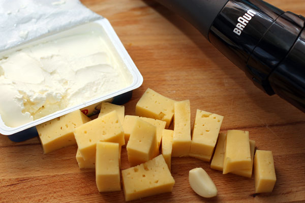 Сыр нарежьте кубиками, очистите чеснок.