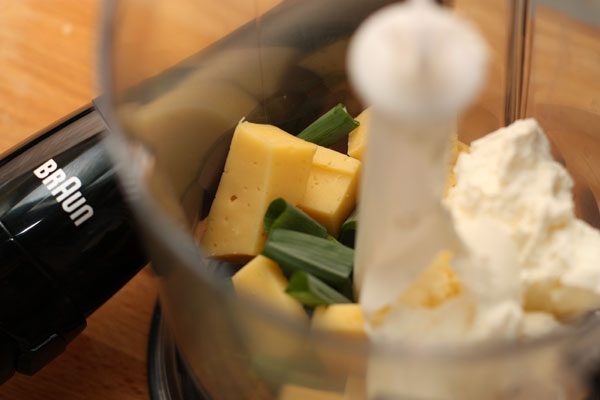 Сложите в блендер нарезанный сыр, чеснок, лук, петрушку, добавьте сливочный сыр и немного сливок.