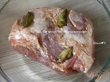 Замаринованную свинину переложить в форму для запекания, запечатать фольгой.