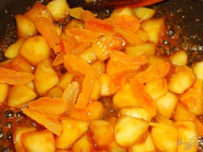 затем добавляем яблоки и немного обжариваем, затем выкладываем абрикосовое пюре и тушим около 5 минут на медленном огне.Когда яблоки протушатся добавляем корицу и нарезанную курагу, перемешиваем