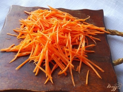 Отвариваем рис и даем остыть. Морковь натираем с помощью терки для корейской моркови, складываем в миску, заливаем смесью(70%на 30%) растительного масла и уксуса 9% и оставляем мариноваться на 1 час.