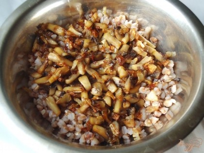 Измельчаем лук и грибы и обжариваем на растительном масле.К гречке добавляем грибы с луком,солим по вкусу, перемешиваем и даем остыть.