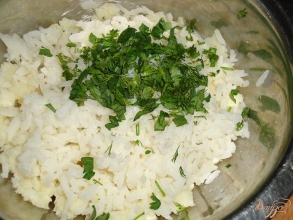 Отварить рис и соединить с картофелем.Измельчить зелень и добавить к картофельно-рисовой смеси.