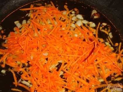 Лук измельчить, морковь очистить и натереть на терке, обжарить на растительном масле до мягкости.
