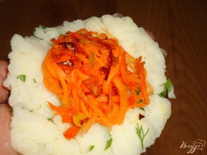 Из картофельно-рисовой смеси сделать шарики, расплющить и в центр положить обжаренные морковь с луком,