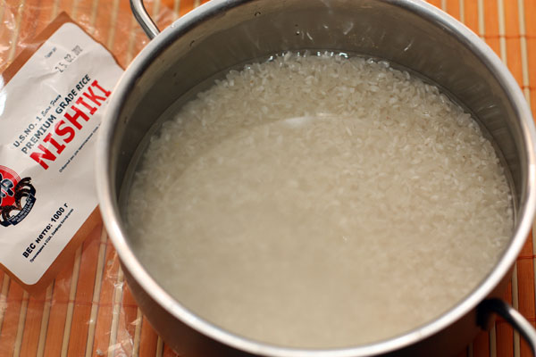 Рис хорошо промываем и замачиваем на 10-15 минут в холодной воде.