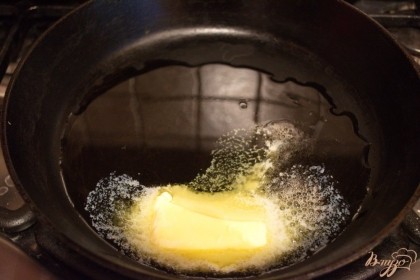 В сковороде нагрейте растительное масло. Добавьте сливочное. Выкладывать на сковороду масла следует именно в такой последовательности. Если начать со сливочного - оно быстро начнет гореть.