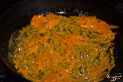 На таком чесночном масле обжарьте натертую на терке морковь.