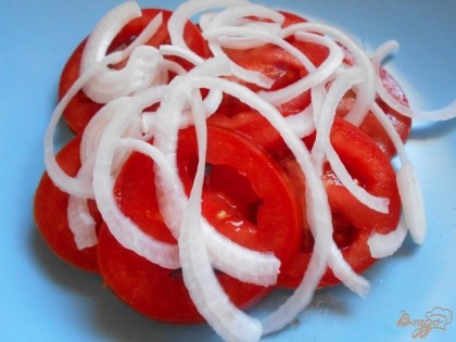 Выкладываем на блюдо кружочки помидора и репчатый лук.
