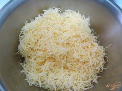 Сыр натираем на тёрке с маленькими отверстиями.