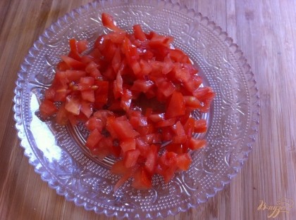 Нарежем помидоры очень мелким кубиком.