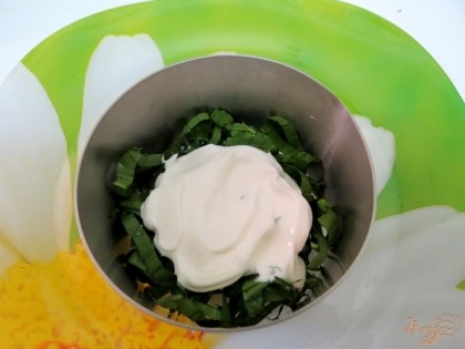 Сверху поливаем сметаной, её можно заменить натуральным йогуртом.