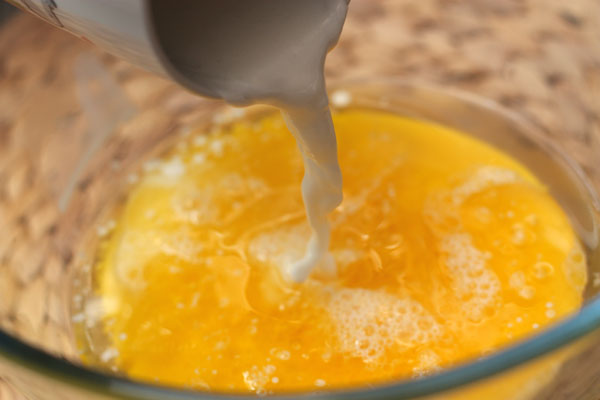 Растопите сливочное масло и добавьте туда горячего молока. Смесь должна быть горячей, чтобы заварилась мука.