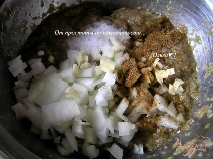 Икру выложить в миску, добавить мелко нарезанный лук, измельченный чеснок, соль и перец, перемешать.
