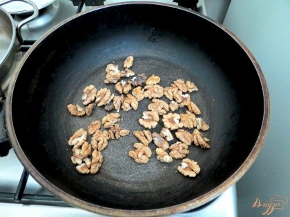 Орехи мы использовали грецкие. Слегка посушить их на сухой сковороде.