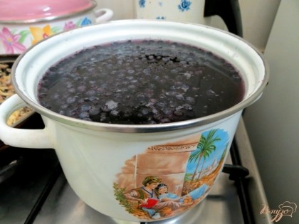 Ставим на плиту кастрюлю с водой, включаем газ. Отправляем в кастрюлю ягоды и сахар.