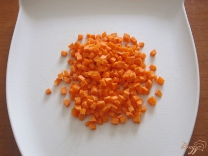 Мелкими кубиками нарезать морковь.