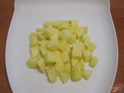 Картофель очистить и нарезать крупными кубиками.